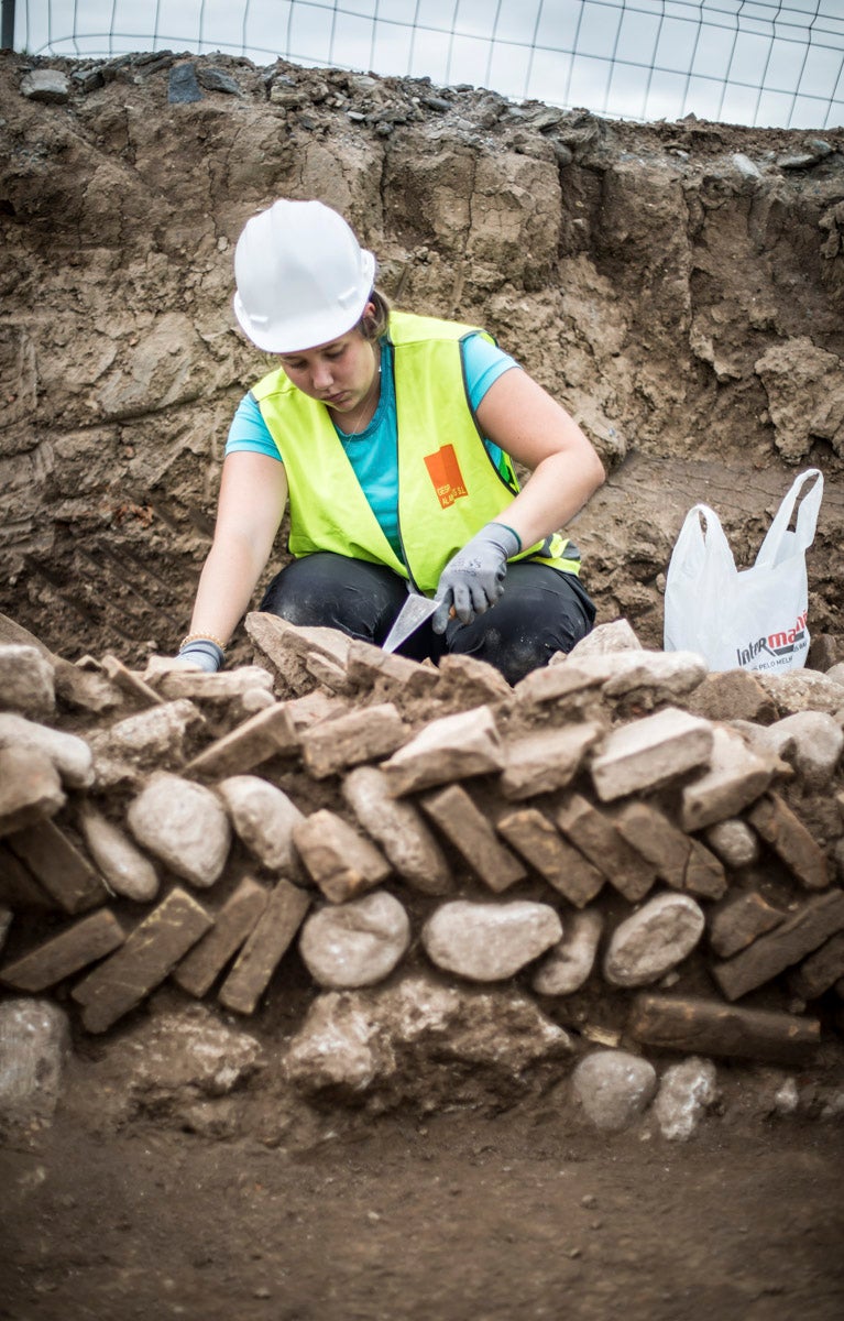 La excavación llevada a cabo desde el pasado 3 de septiembre en el yacimiento arqueológico situado en los suelos del antiguo complejo militar de Mondragones, en pleno centro de Granada, confirman la existencia de restos de termas, edificios civiles y callejero entre los siglos III y IV de la era actual