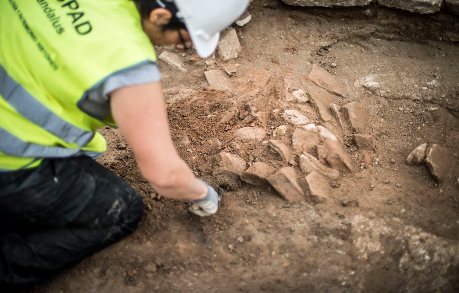 La excavación llevada a cabo desde el pasado 3 de septiembre en el yacimiento arqueológico situado en los suelos del antiguo complejo militar de Mondragones, en pleno centro de Granada, confirman la existencia de restos de termas, edificios civiles y callejero entre los siglos III y IV de la era actual