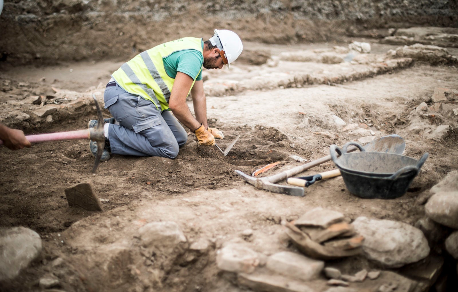 La excavación llevada a cabo desde el pasado 3 de septiembre en el yacimiento arqueológico situado en los suelos del antiguo complejo militar de Mondragones, en pleno centro de Granada, confirman la existencia de restos de termas, edificios civiles y callejero entre los siglos III y IV de la era actual