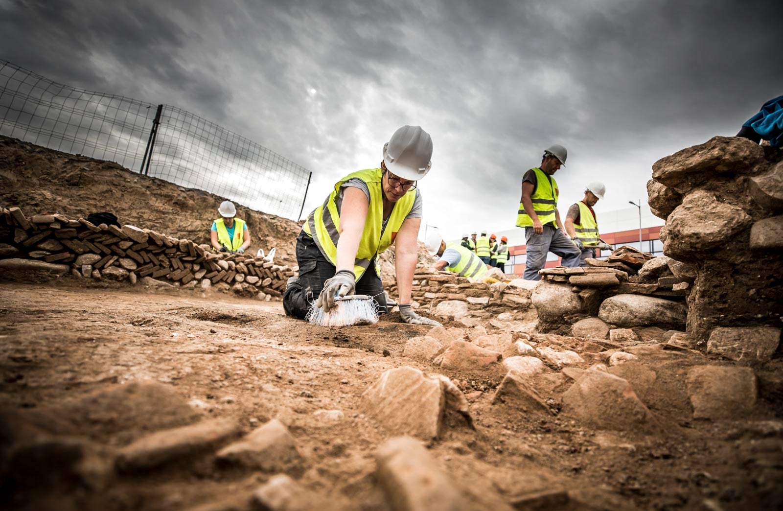 La excavación llevada a cabo desde el pasado 3 de septiembre en el yacimiento arqueológico situado en los suelos del antiguo complejo militar de Mondragones, en pleno centro de Granada, confirman la existencia de restos de termas, edificios civiles y callejero entre los siglos III y IV de la era actual