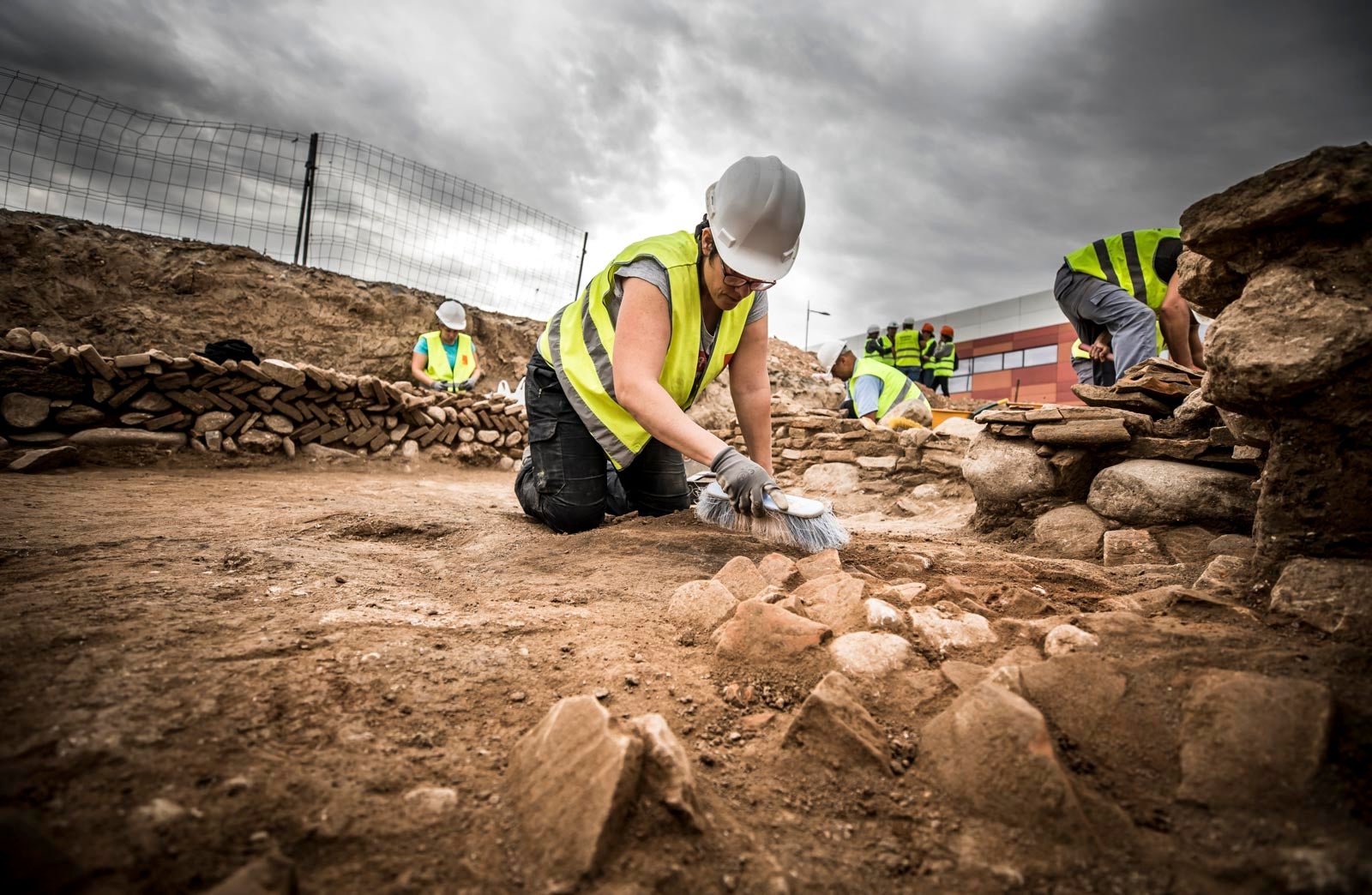 La excavación llevada a cabo desde el pasado 3 de septiembre en el yacimiento arqueológico situado en los suelos del antiguo complejo militar de Mondragones, en pleno centro de Granada, confirman la existencia de restos de termas, edificios civiles y callejero entre los siglos III y IV de la era actual