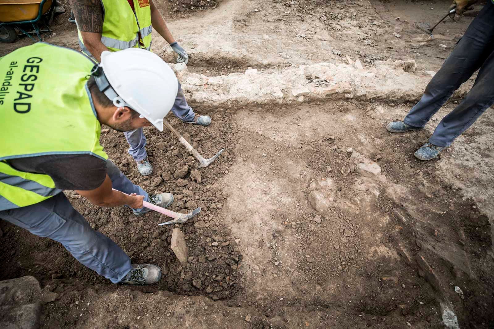 La excavación llevada a cabo desde el pasado 3 de septiembre en el yacimiento arqueológico situado en los suelos del antiguo complejo militar de Mondragones, en pleno centro de Granada, confirman la existencia de restos de termas, edificios civiles y callejero entre los siglos III y IV de la era actual