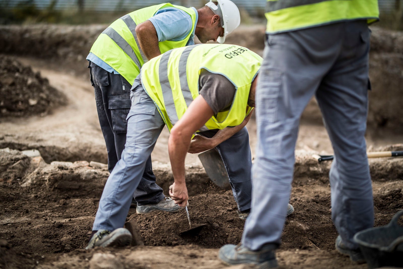 La excavación llevada a cabo desde el pasado 3 de septiembre en el yacimiento arqueológico situado en los suelos del antiguo complejo militar de Mondragones, en pleno centro de Granada, confirman la existencia de restos de termas, edificios civiles y callejero entre los siglos III y IV de la era actual