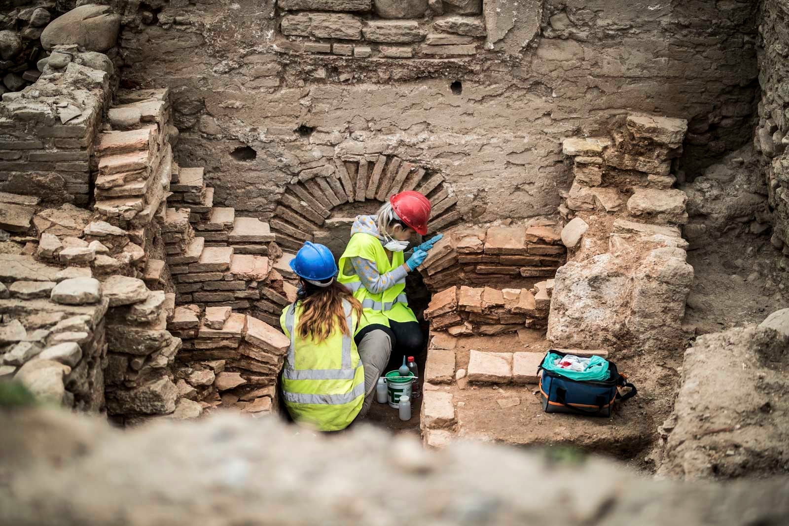 La excavación llevada a cabo desde el pasado 3 de septiembre en el yacimiento arqueológico situado en los suelos del antiguo complejo militar de Mondragones, en pleno centro de Granada, confirman la existencia de restos de termas, edificios civiles y callejero entre los siglos III y IV de la era actual