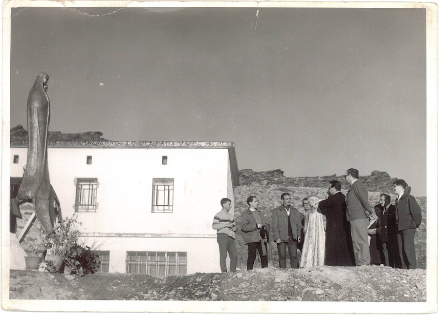 El escultor ya la imagen en el Albergue Universitario, emplazamiento provisional. 1966