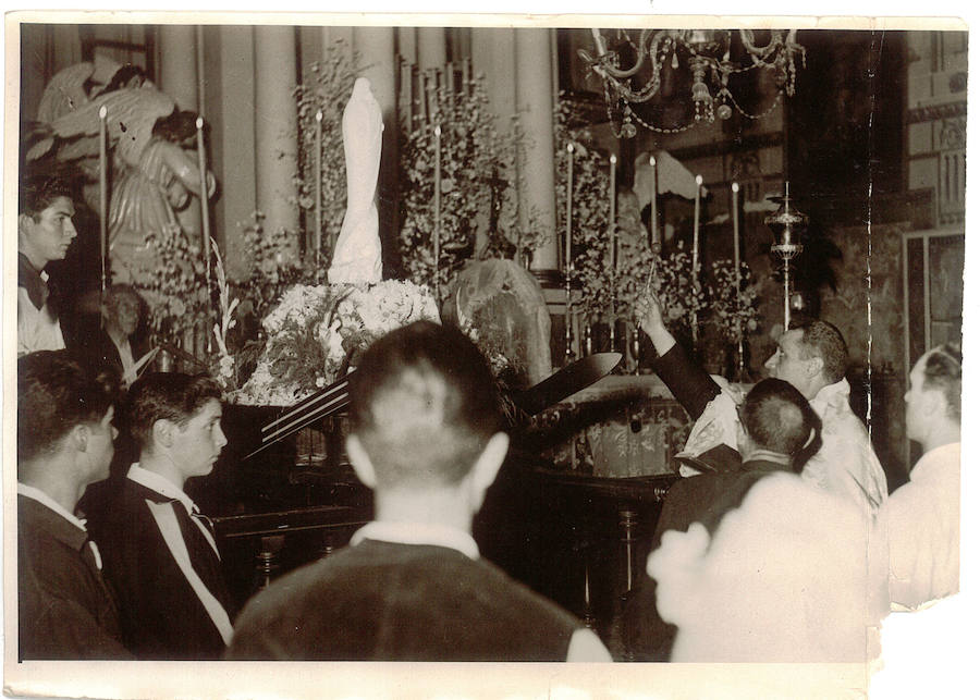 Bendición de la pequeña Virgen Blanca en la Iglesia de San Antón el 1 de agosto de 1954