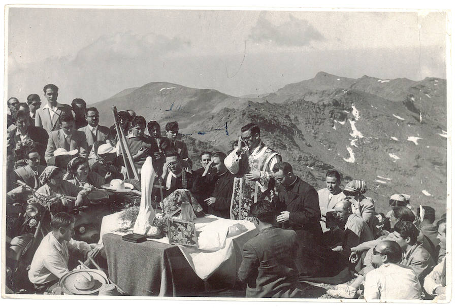 Misa en el Picacho del Veleta tras la bendición de la imagen. 1 de agosto de 1954