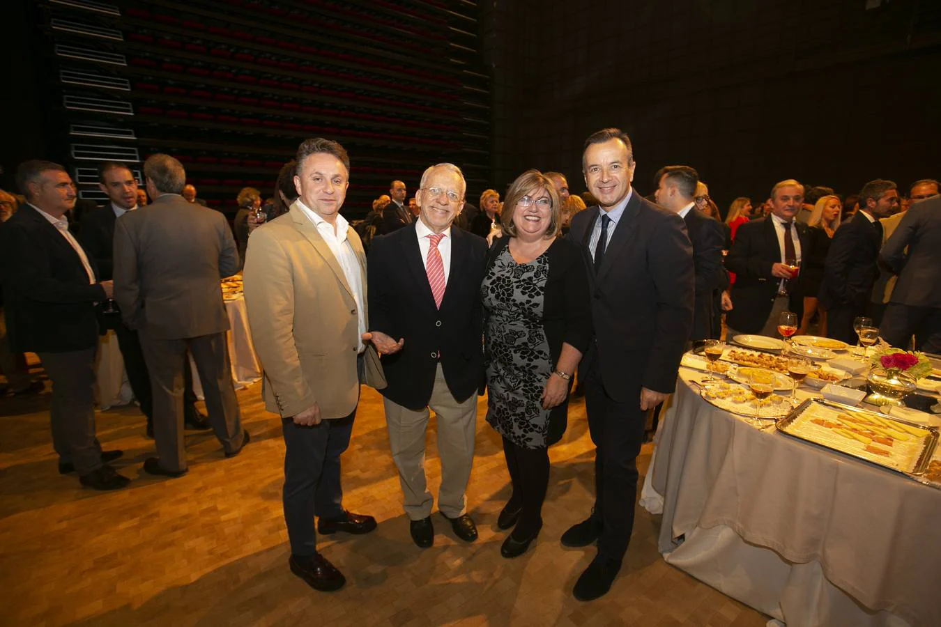 Numerosos rostros conocidos en el acto celebrado en el Teatro de Caja Granada