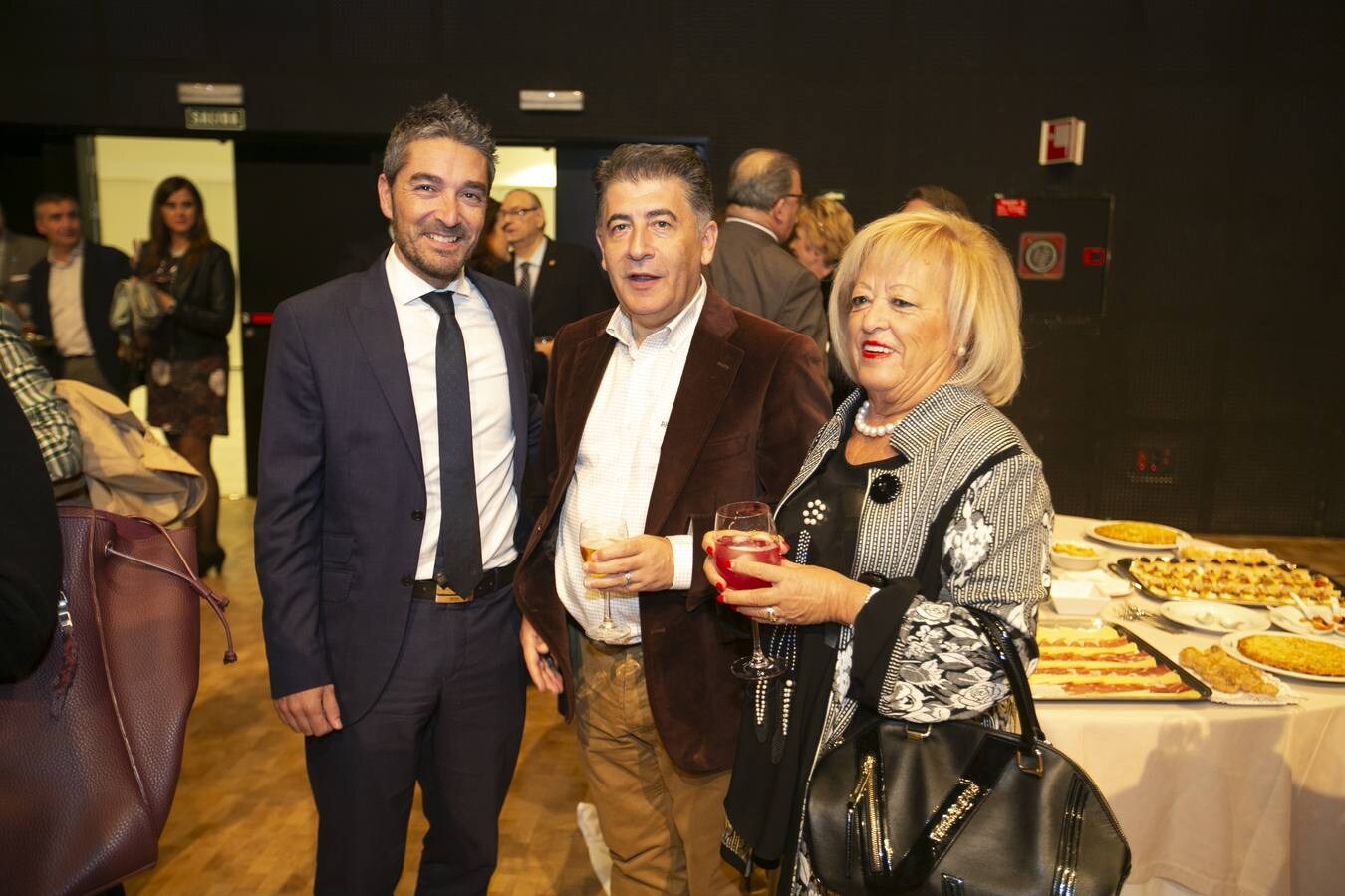 Numerosos rostros conocidos en el acto celebrado en el Teatro de Caja Granada