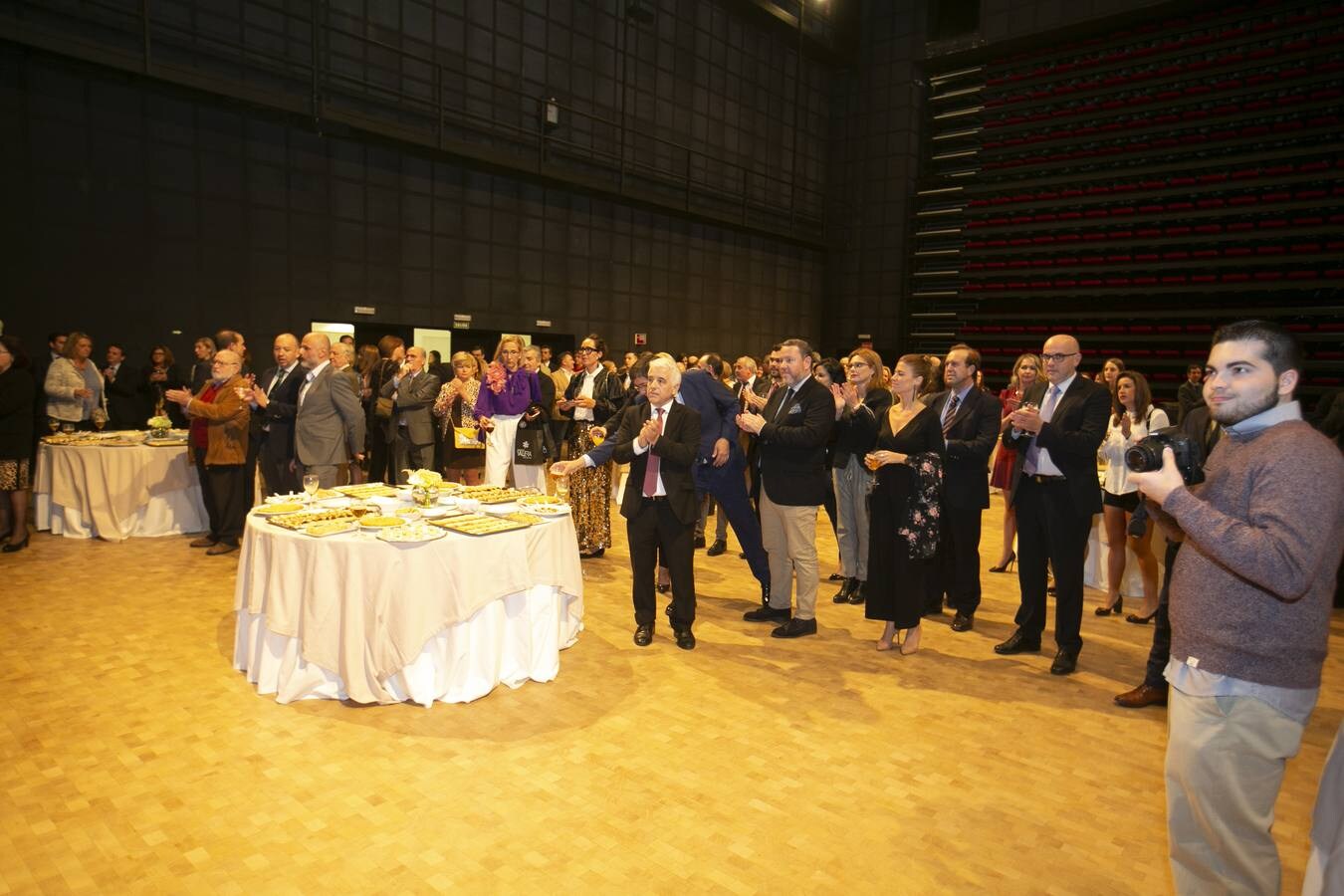 Numerosos rostros conocidos en el acto celebrado en el Teatro de Caja Granada