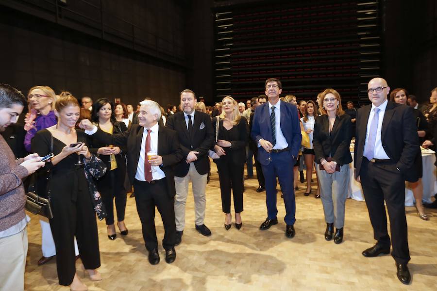 Numerosos rostros conocidos en el acto celebrado en el Teatro de Caja Granada