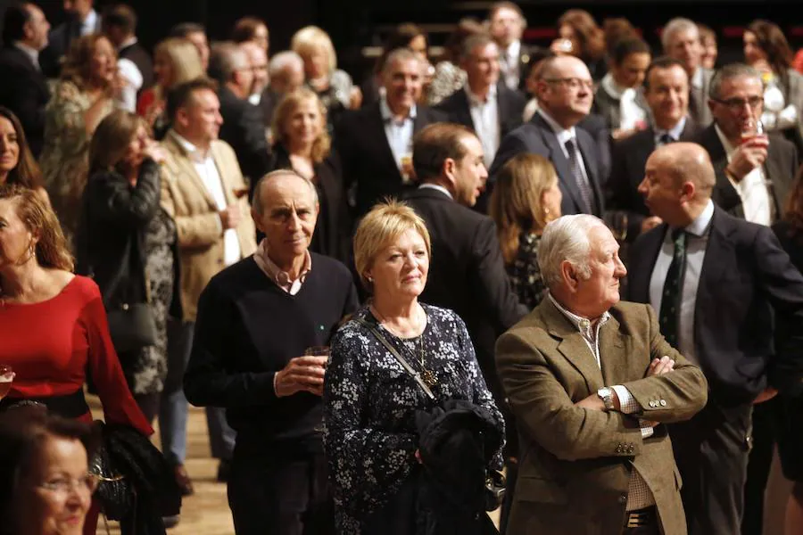 Numerosos rostros conocidos en el acto celebrado en el Teatro de Caja Granada