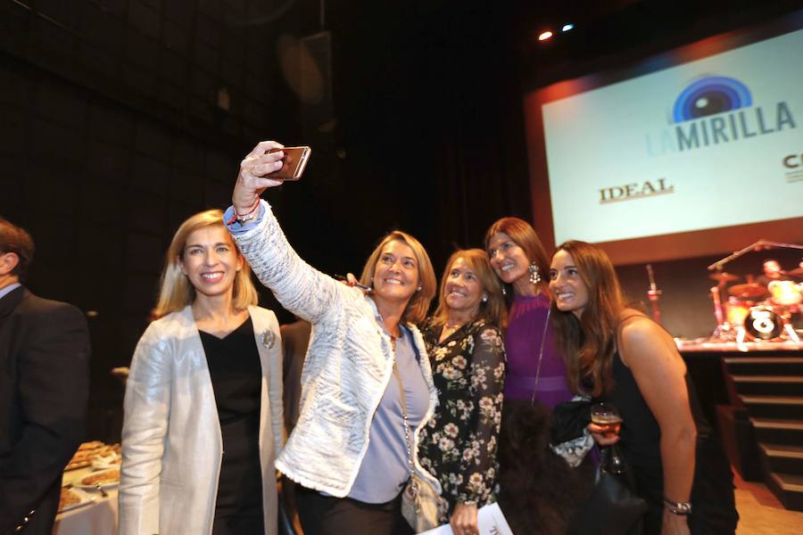 Numerosos rostros conocidos en el acto celebrado en el Teatro de Caja Granada