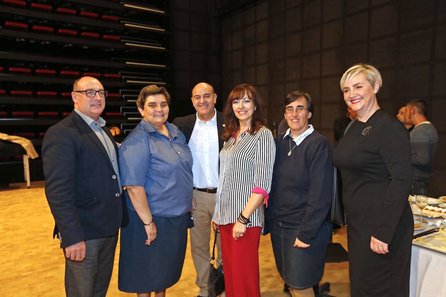 Numerosos rostros conocidos en el acto celebrado en el Teatro de Caja Granada