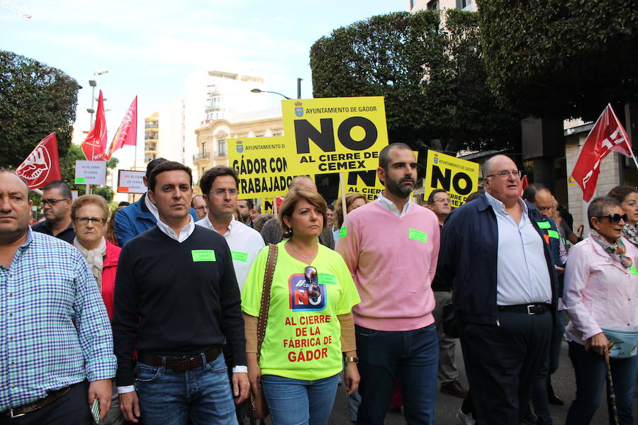 «¡Cemex no se cierra, antes a la guerra!»