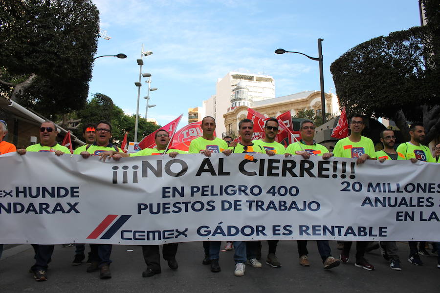 «¡Cemex no se cierra, antes a la guerra!»