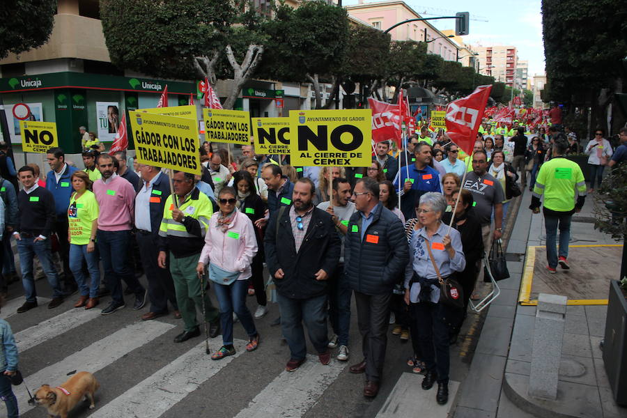 «¡Cemex no se cierra, antes a la guerra!»