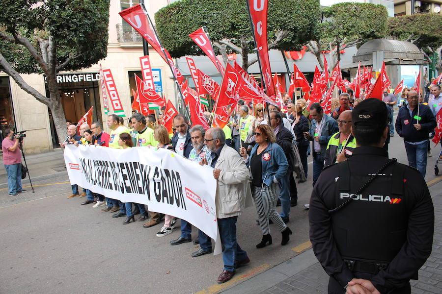 «¡Cemex no se cierra, antes a la guerra!»