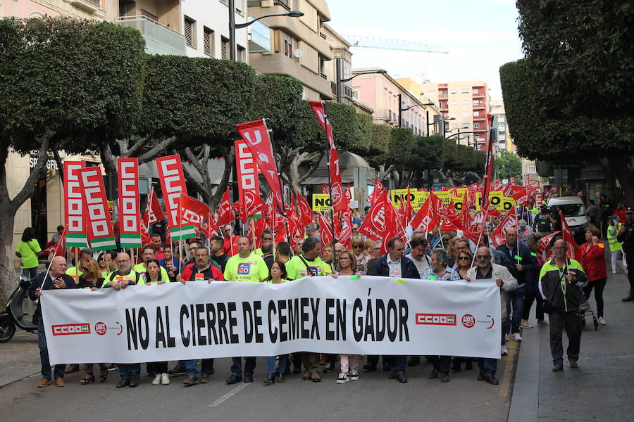 «¡Cemex no se cierra, antes a la guerra!»