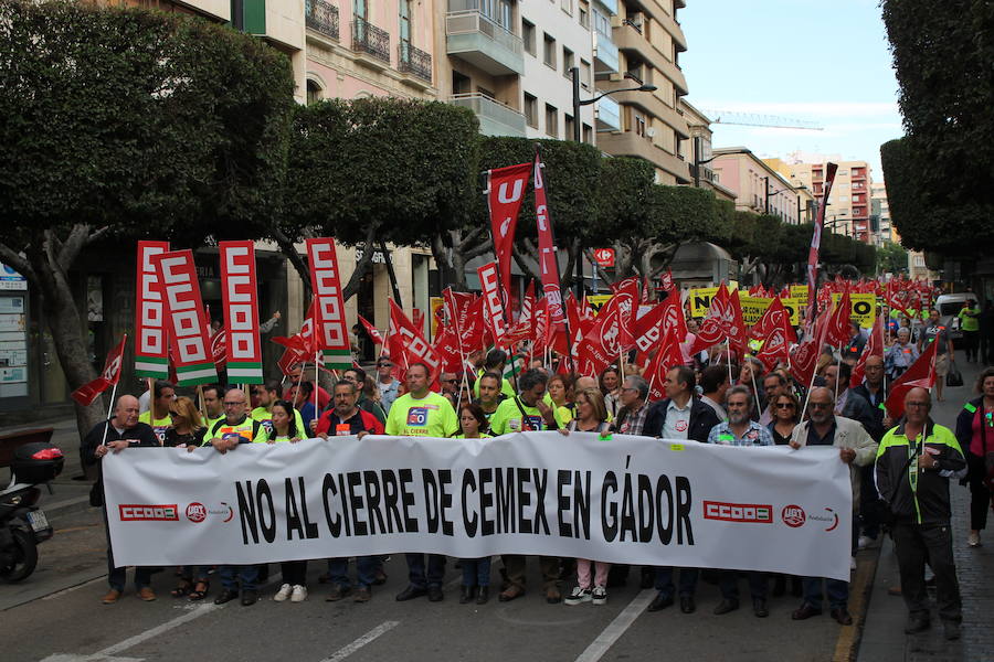 «¡Cemex no se cierra, antes a la guerra!»