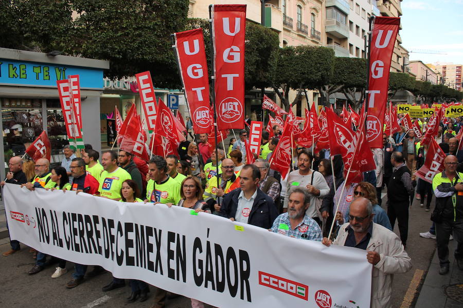 «¡Cemex no se cierra, antes a la guerra!»