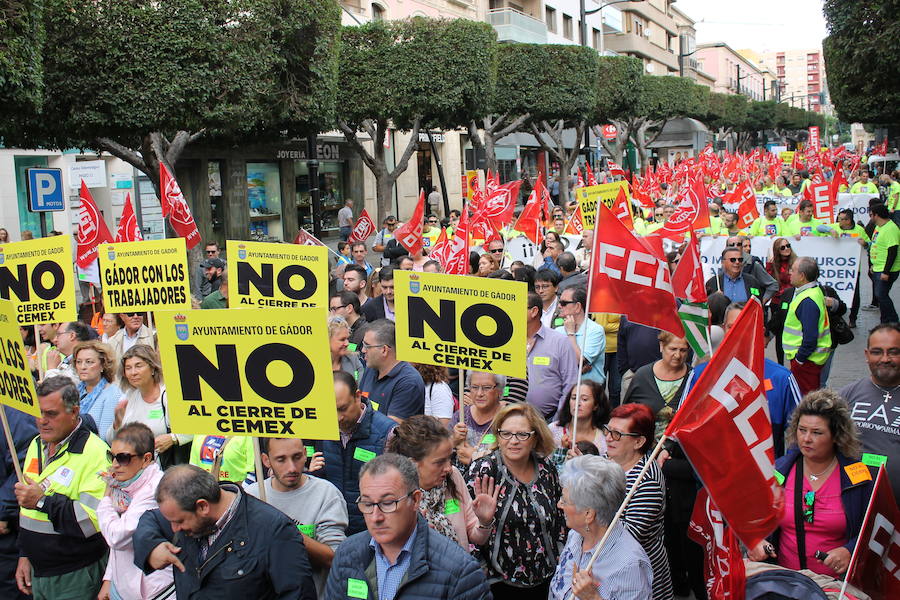 «¡Cemex no se cierra, antes a la guerra!»