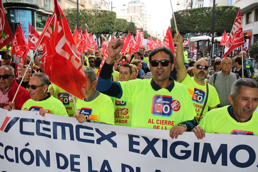 «¡Cemex no se cierra, antes a la guerra!»