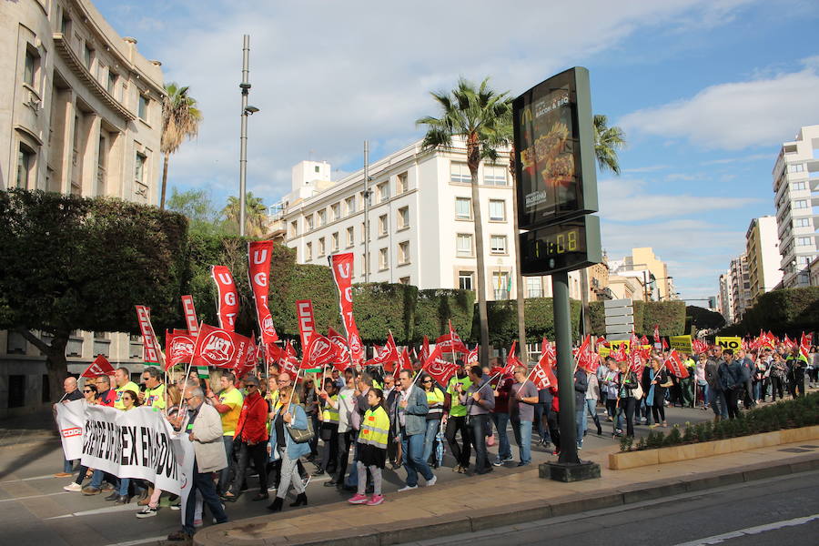 «¡Cemex no se cierra, antes a la guerra!»