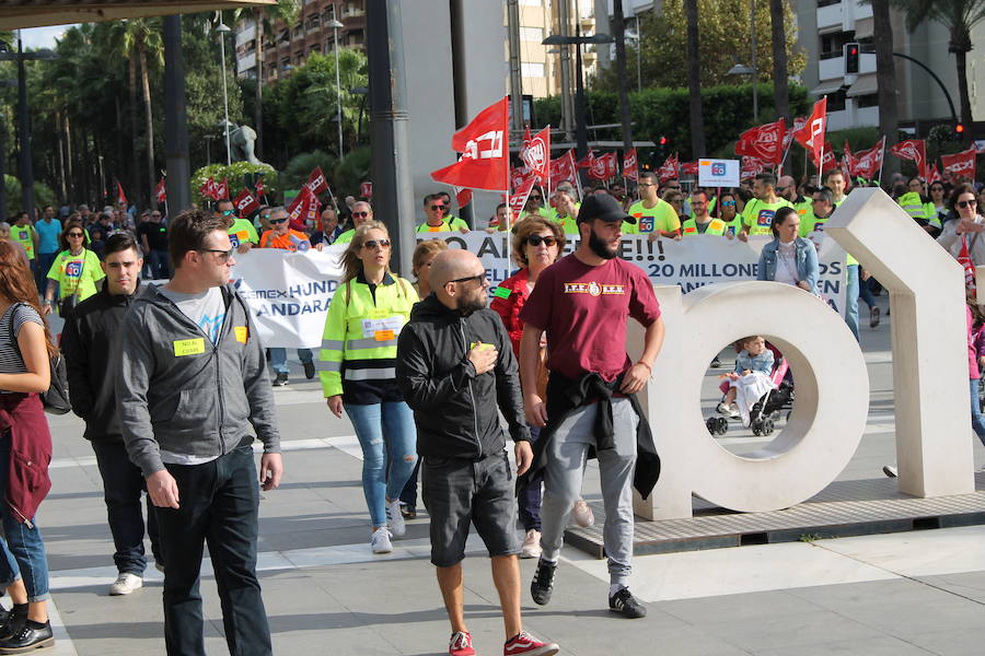 «¡Cemex no se cierra, antes a la guerra!»