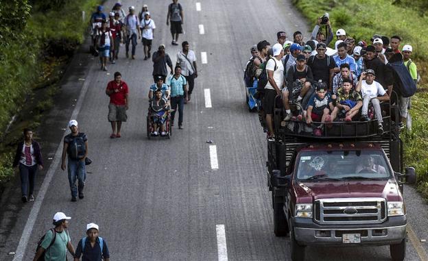 Un grupo de migrantes avanza a pie por la zona de Mapastepec, mientras que otros han podido subirse a camiones.