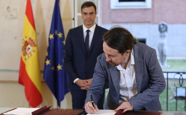 Firma del acuerdo sobre los presupuestos entre el presidente Pedro Sánchez y Pablo Iglesias.