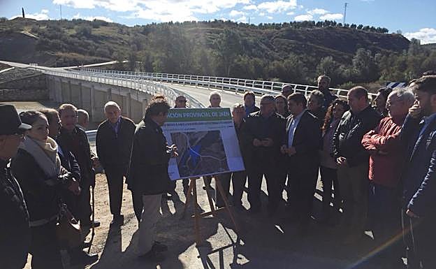 Abierto al tráfico el nuevo acceso a la población de Campillo del Río sobre el río Guadalquivir