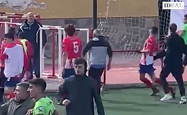 Batalla campal entre los jugadores del Atlético La Zubia y el Dúrcal al término del partido