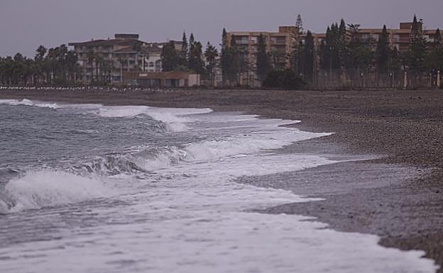 El mar presenta menos oleaje que estos días atrás, que hacía más viento. 
