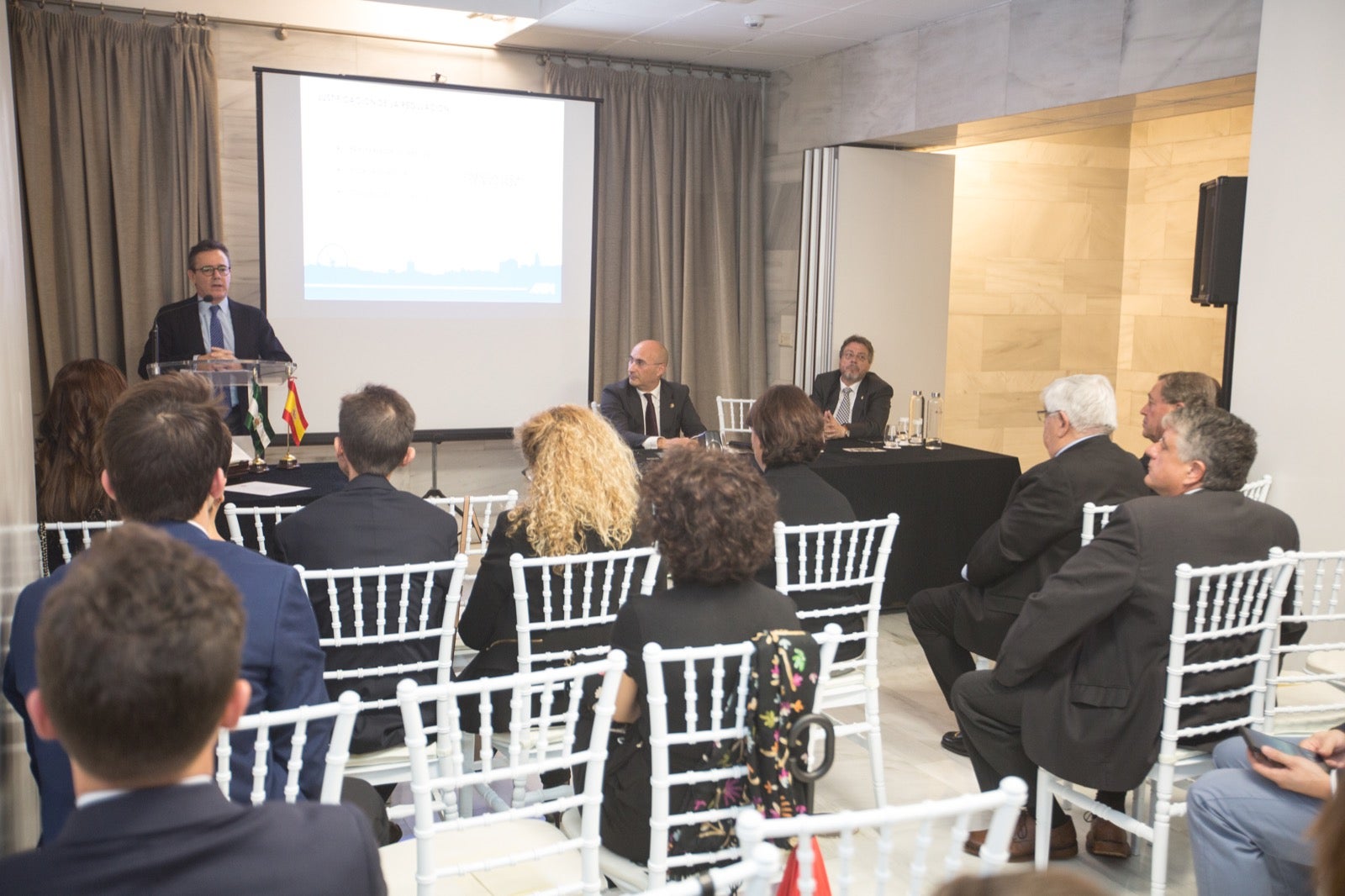 Fotos: Condecoración a los colegiados del Colegio de Agentes de la Propiedad