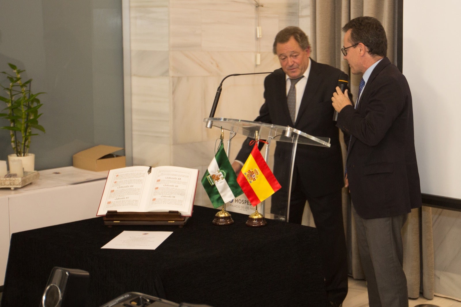 Fotos: Condecoración a los colegiados del Colegio de Agentes de la Propiedad