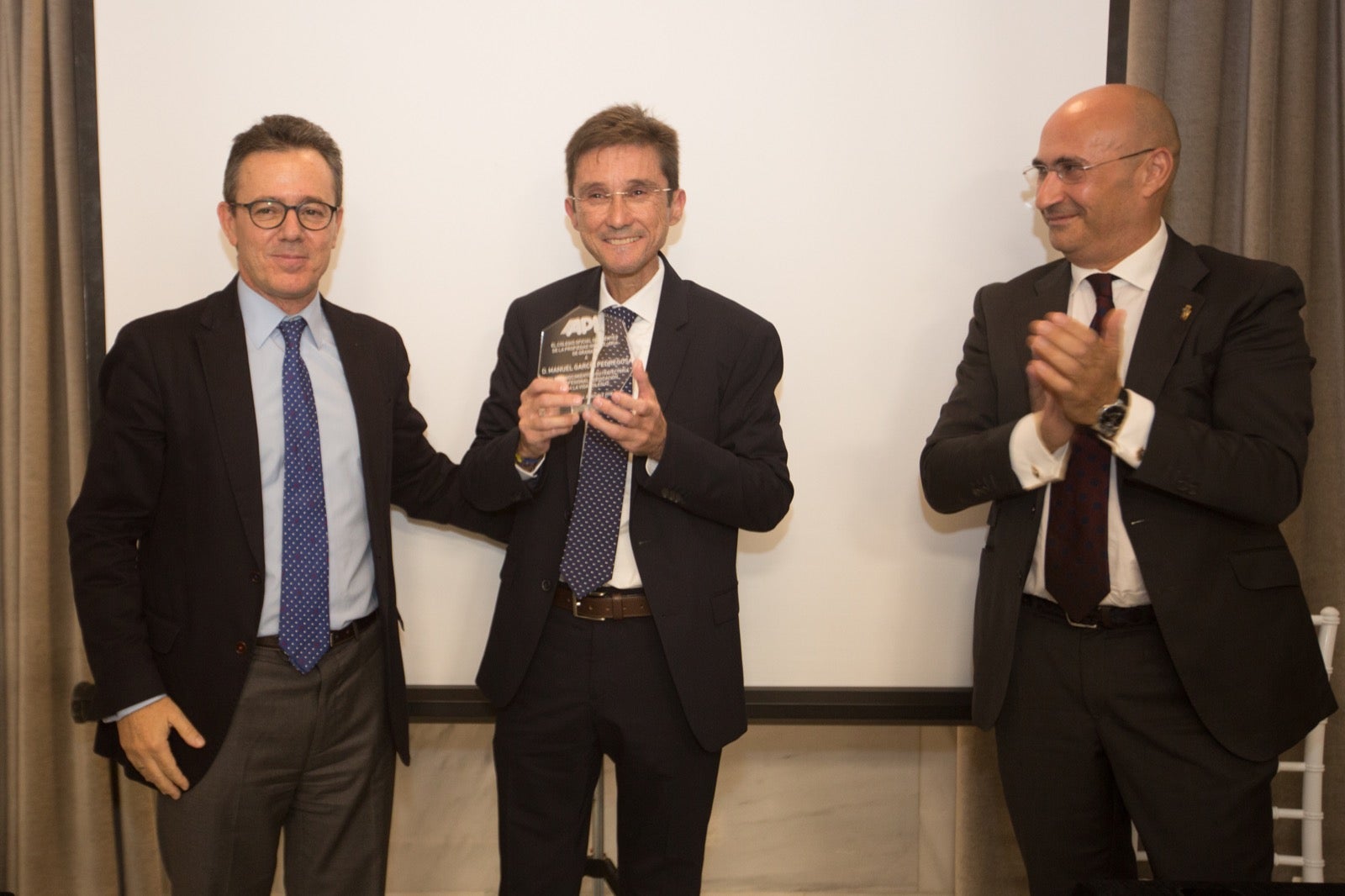 Fotos: Condecoración a los colegiados del Colegio de Agentes de la Propiedad
