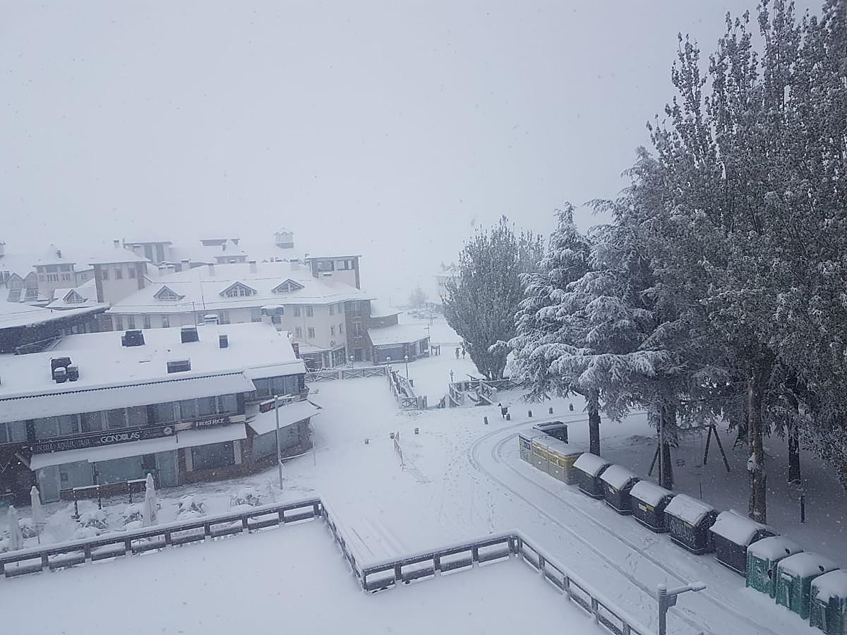 Las últimas nevadas caídas en la Sierra provocan un aspecto inusual en la estación para esta época del año