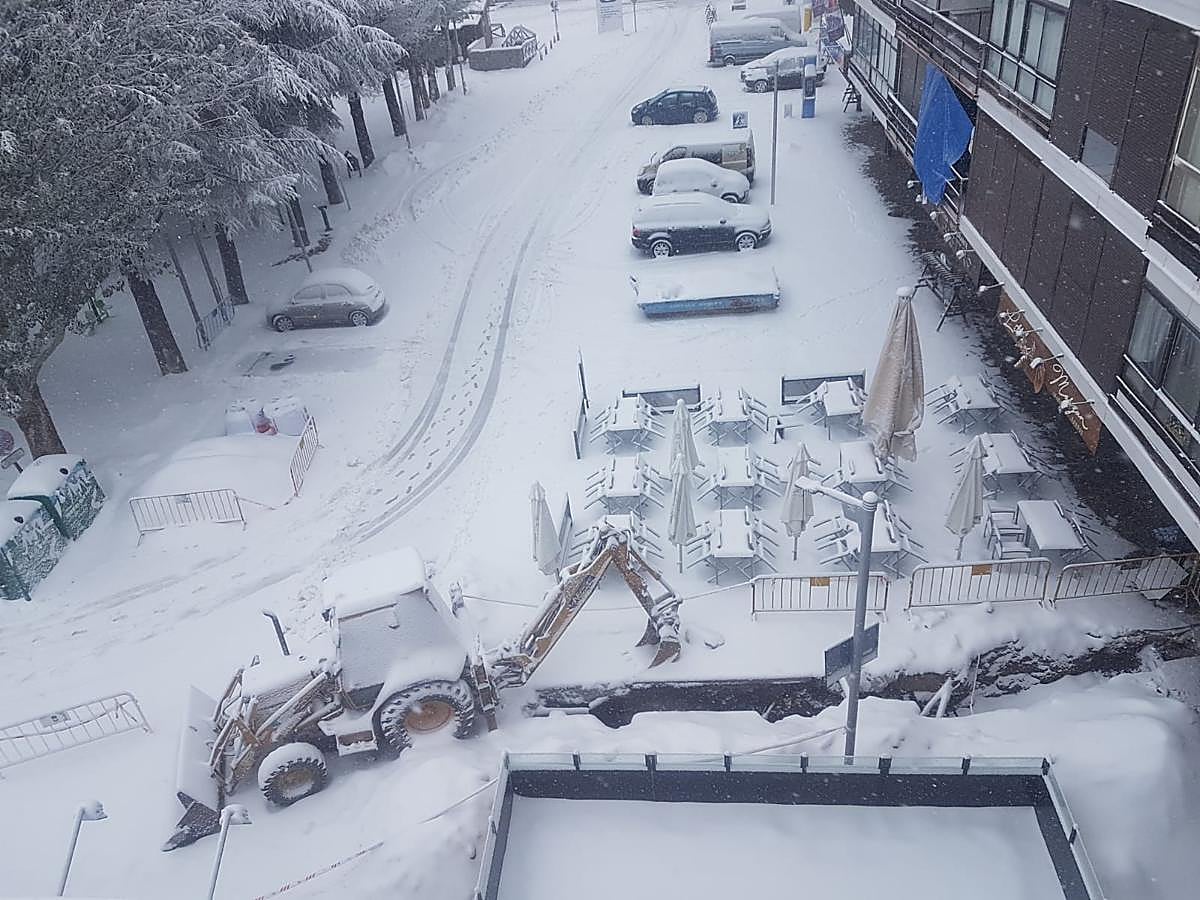 Las últimas nevadas caídas en la Sierra provocan un aspecto inusual en la estación para esta época del año