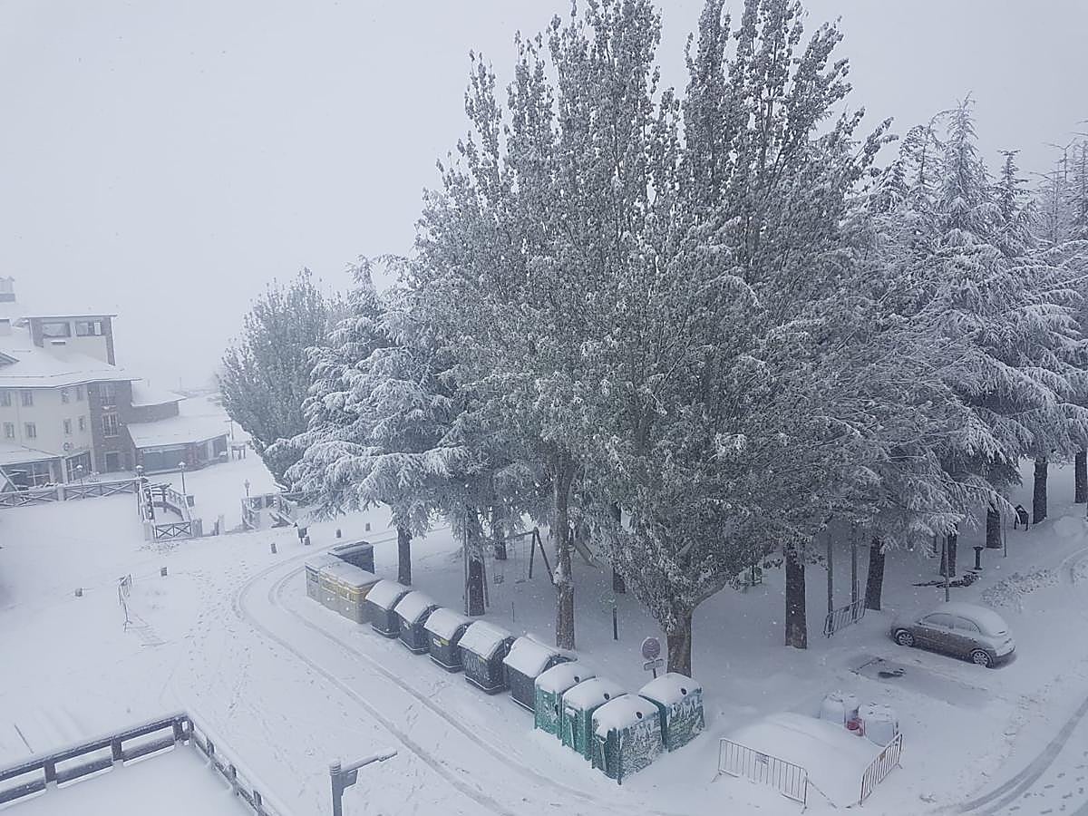 Las últimas nevadas caídas en la Sierra provocan un aspecto inusual en la estación para esta época del año