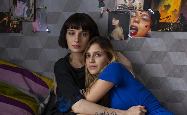 Benedetta Porcaroli y Alice Pagani en 'Baby' (2018).