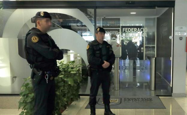 Agentes de la Guardia Civil en la sede de la Federación Catalana de Fútbol.