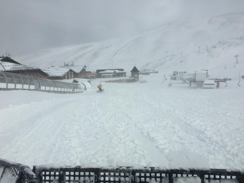 Las últimas nevadas caídas en la Sierra provocan un aspecto inusual en la estación para esta época del año