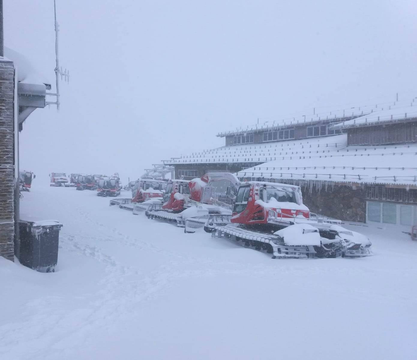 Las últimas nevadas caídas en la Sierra provocan un aspecto inusual en la estación para esta época del año