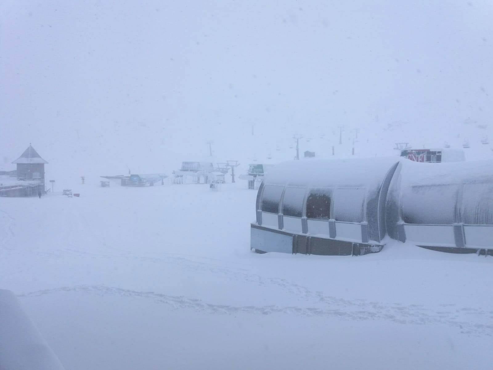 Las últimas nevadas caídas en la Sierra provocan un aspecto inusual en la estación para esta época del año