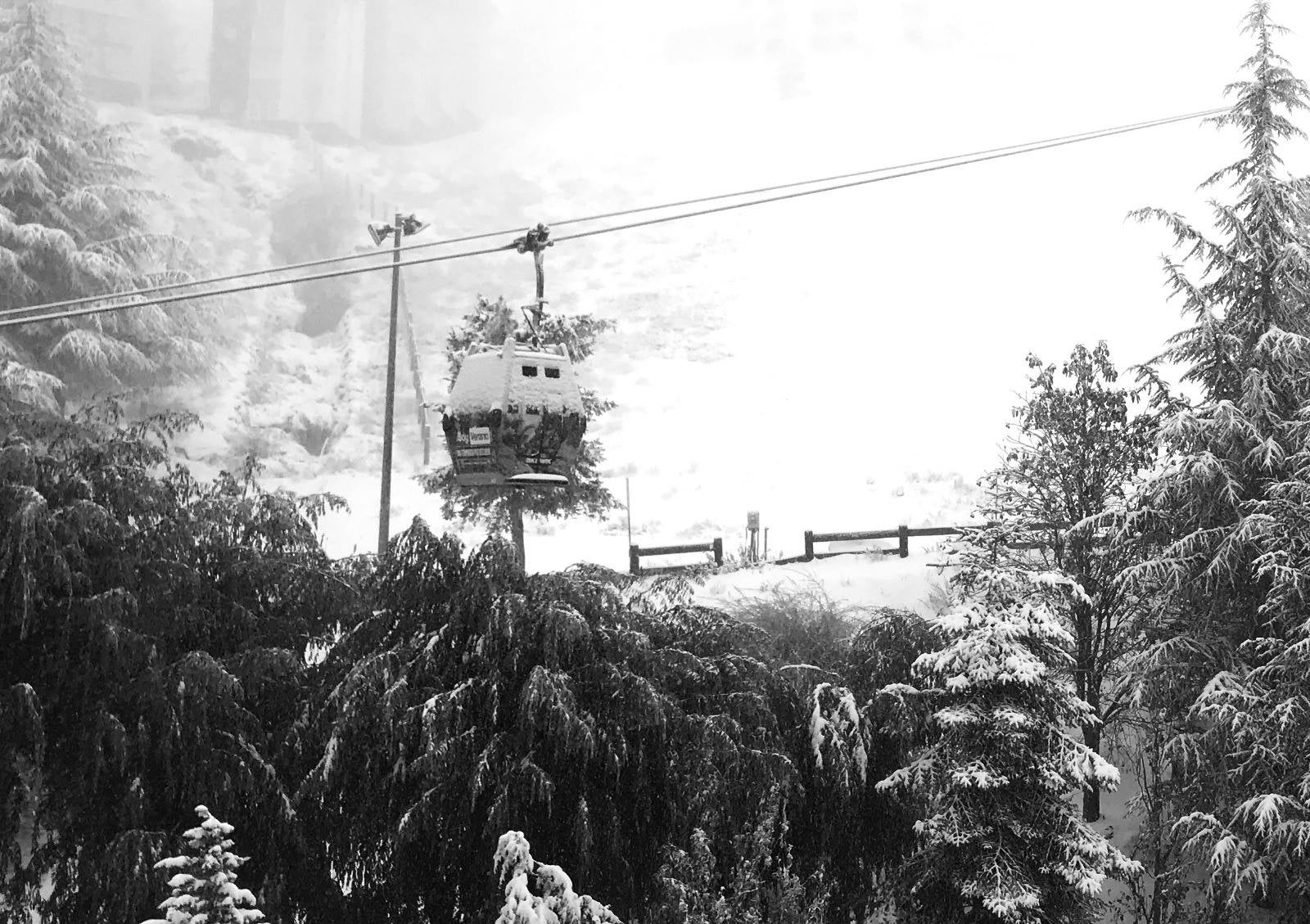Las últimas nevadas caídas en la Sierra provocan un aspecto inusual en la estación para esta época del año