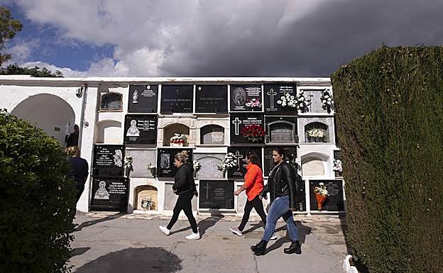 Visitas al cementerio de Motril.