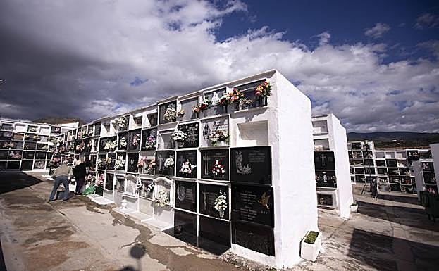 Vecinos arreglando los nichos para la festividad de Todos los Santos. 