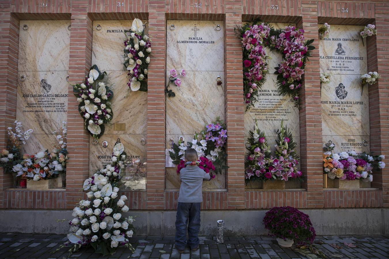 Centenares de familias cumplen con la tradición y llevan flores a sus parientes y allegados