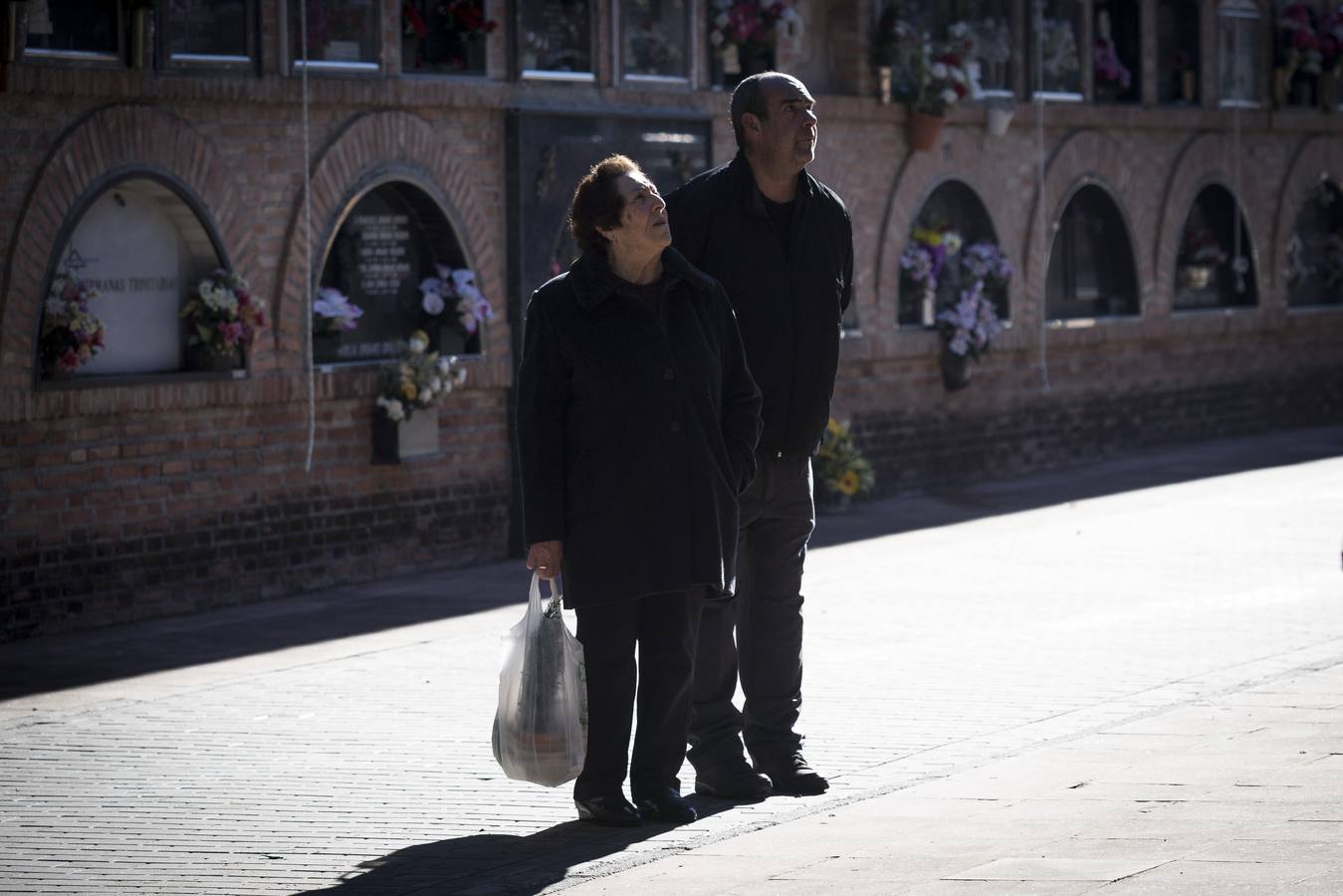 Centenares de familias cumplen con la tradición y llevan flores a sus parientes y allegados